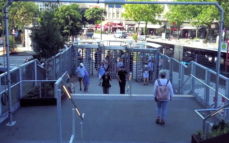 Drehkreuze mit Besuchern