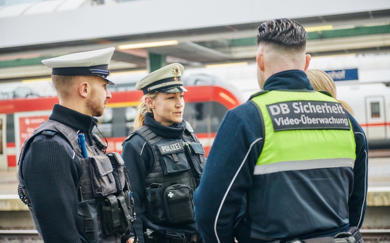 Polizisten und ein Mitarbeiter der DB Sicherheit-Video-Überwachung vor Bahngleis