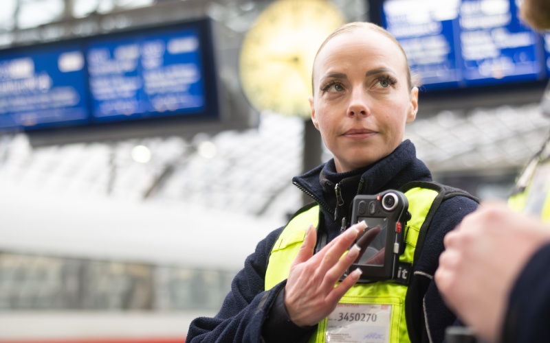 Bodycam im Einsatz bei der DB Sicherheit – hier in einem Team am Berliner...