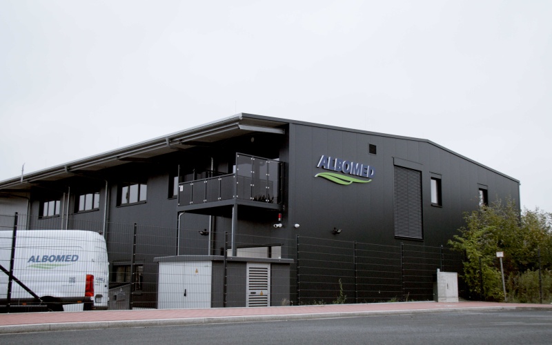 Schwarzer Gewerbebau mit Aufschrift Albomed