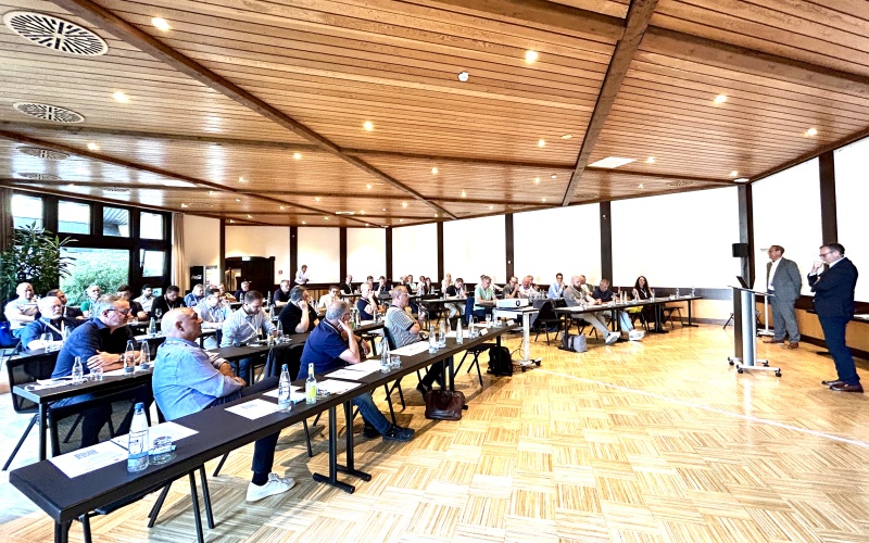 Auditorium und Vortragende in Diskussion - beim Lakeside Security Summit 2026