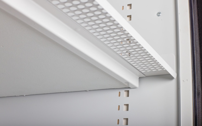 Blick ins Innere eines Sicherheitsschrankes mit Fachboden