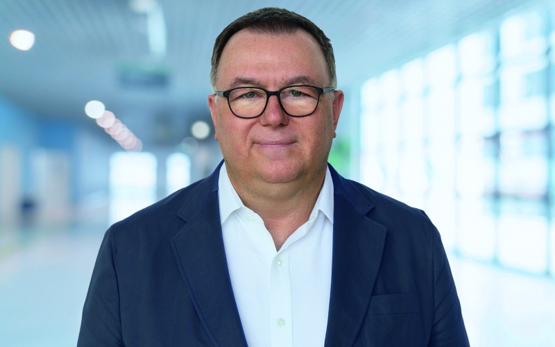 Mann mit kurzen Haaren, Brille und Jackett