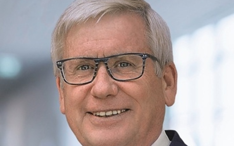 Mann mit grauen Haaren und Brille