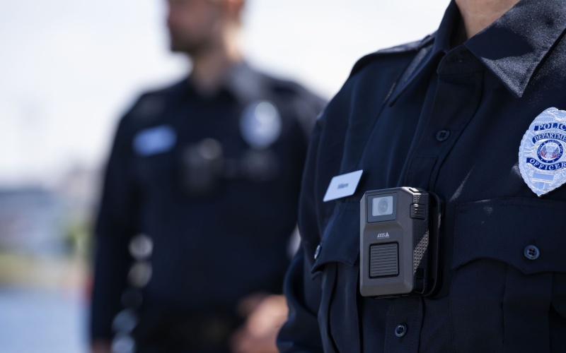Die am Körper getragene Axis W102 Body Worn Camera unterstützt Einsatzkräfte...