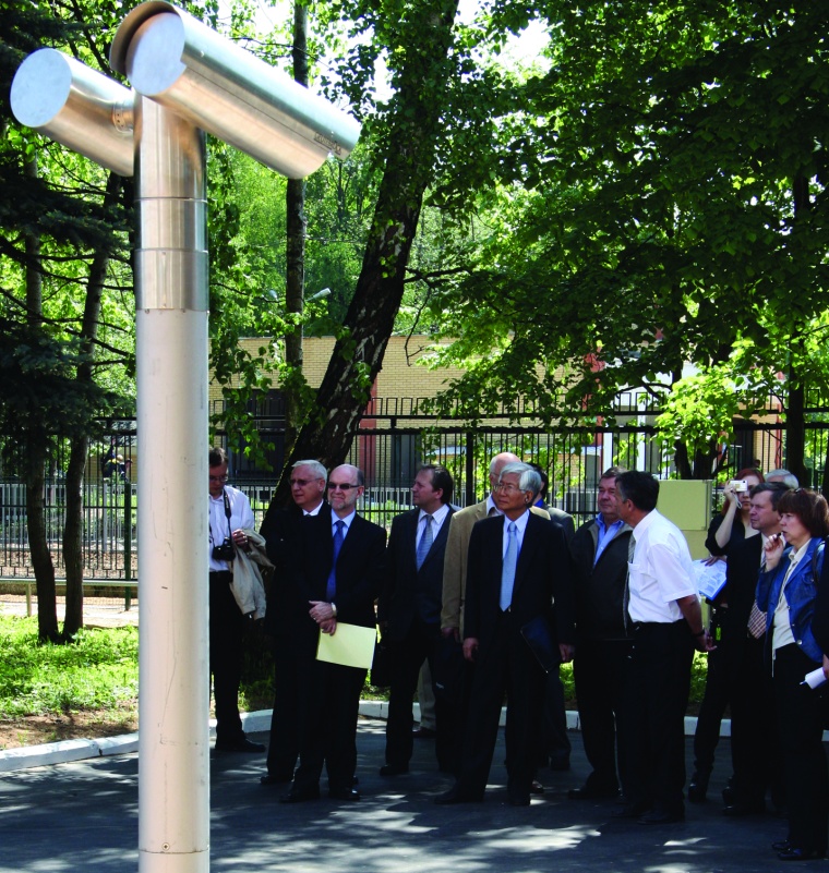 Besucher des Trainingszentrums begutachten Argus, Geutebrücks...
