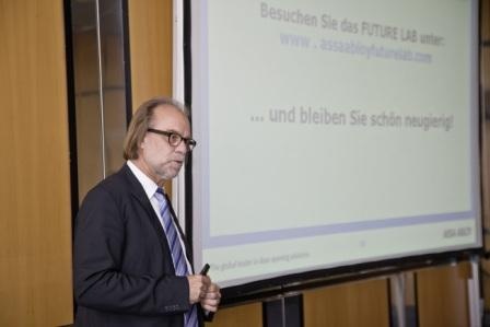 Gerhard Reinhardt, Sicherheits-Chef der Commerzbank AG, bei seinem Vortrag