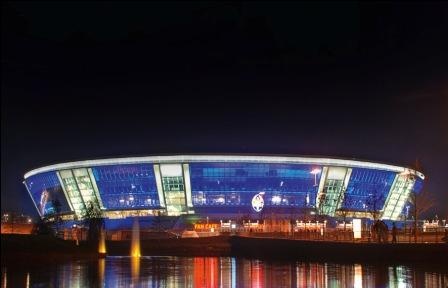 Die Donbass-Arena in Donezk, Ukraine,  ist das erste Fußball-Stadion in...