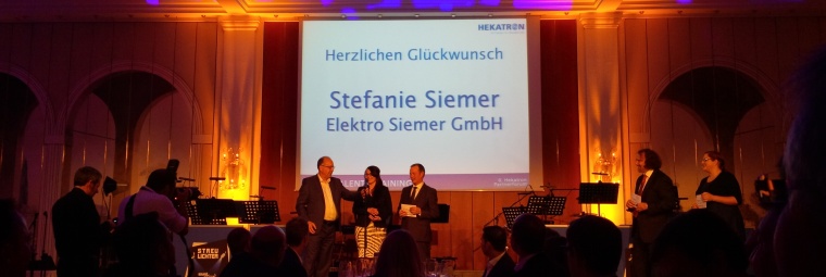 Hekatron-Ehrenpreis für Stefanie Siemer, hier mit Peter Ohmberger (l.) und...