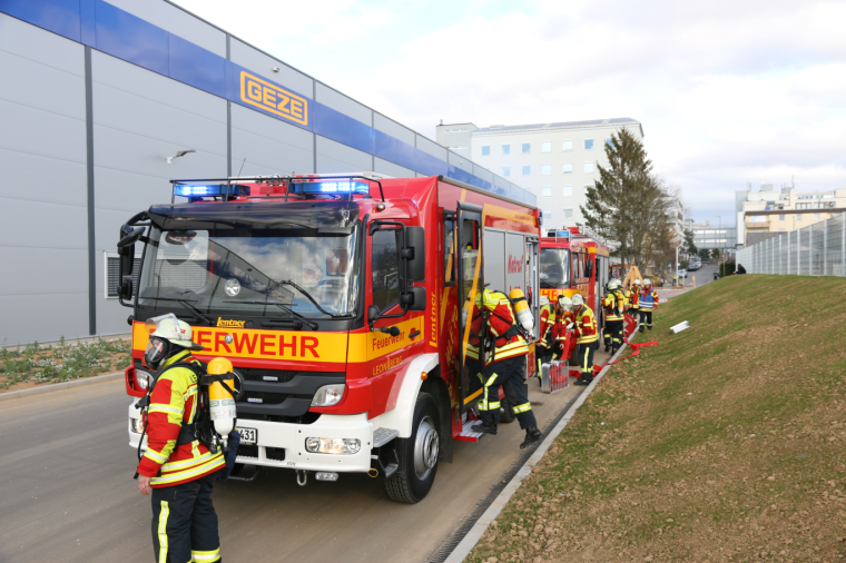 Großübung auf dem Geze Firmengelände: Die Leonberger Feuerwehr probte den...
