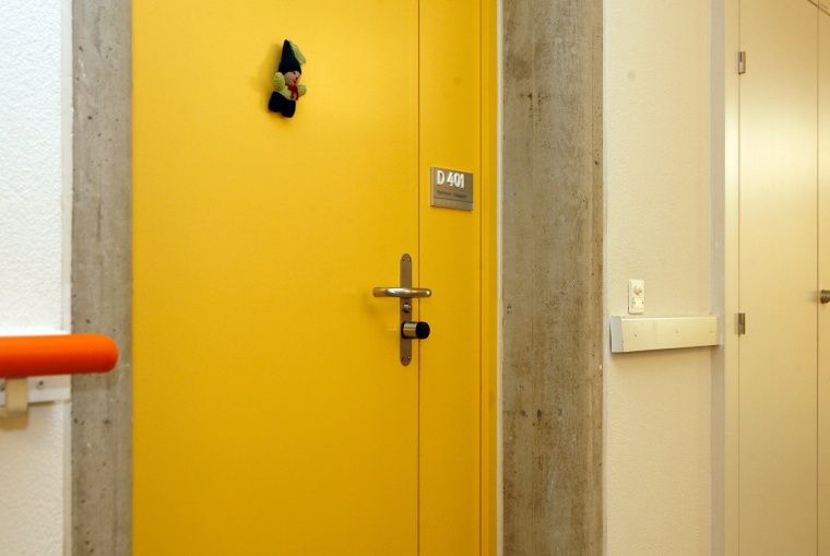 Die Zimmertüren der Bewohner des Blindenheims Mühlehalde in Zürich sind mit...