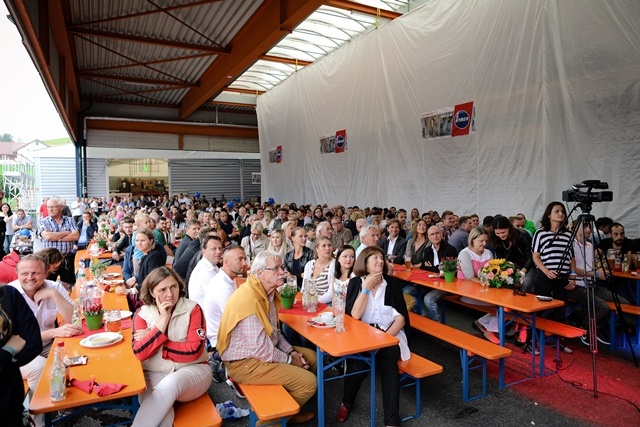 Über 600 Mitarbeiter und Gäste feierten beim Hymer Sommerfest die überaus...