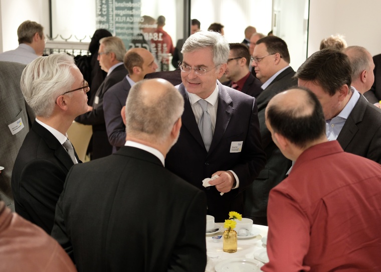 Richard Rackl (Geschäftsführer CES) im Gespräch mit Teilnehmern des...