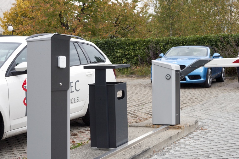 Zufahrtskontrolle für einen Parkplatz der Klinik Hirslanden Zürich über...