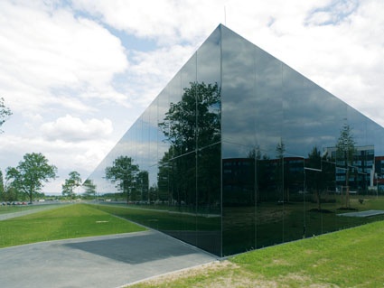 Das Adidas Brand Center in Herzogenaurach, der „schwarze Kristall“. Eine...