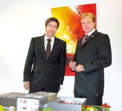 Jürgen Beyer (links) und Uwe Burré von PfalzKom Manet mit Modell des neuen...