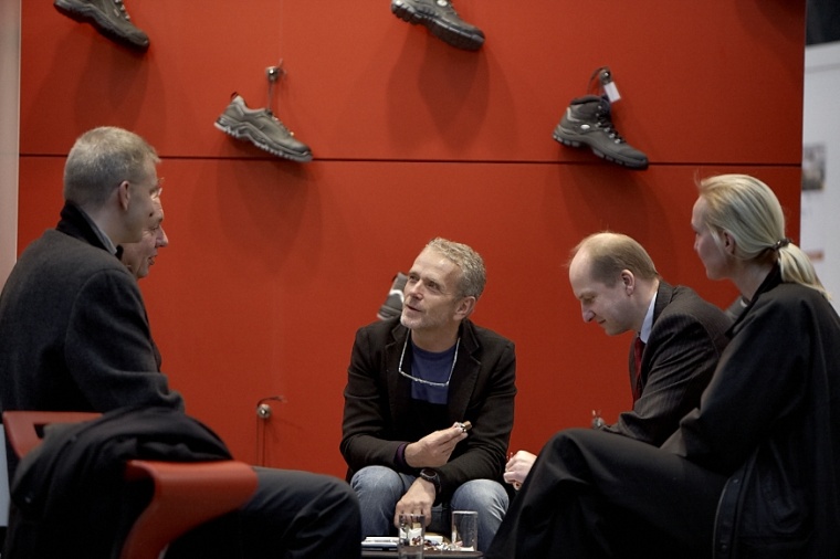 Schuhe sind sein Thema: Elten-Chef Heiner van Elten (Mitte) im Gespräch mit...
