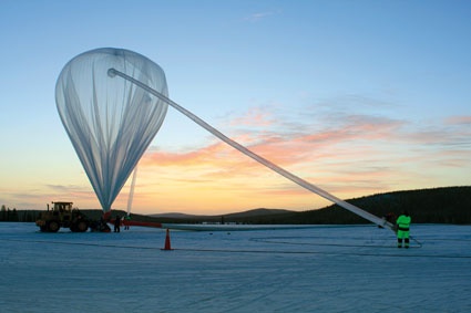 Der 12.000 m3 Ballon wird aufgeblasen