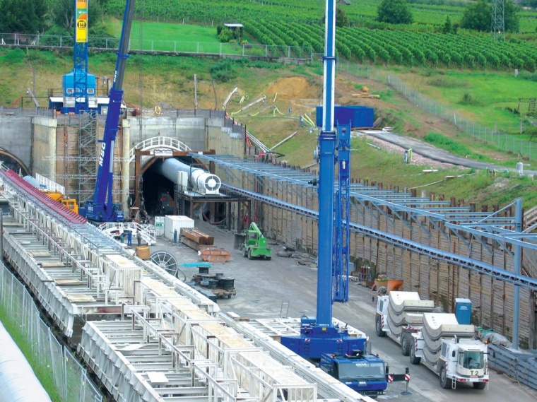 Je tiefer sich die Tunnelbohrmaschinen in den Berg vorarbeiten, umso länger...