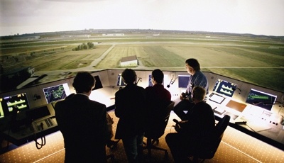 Towersimulator: Fluglotsen der Deutschen Flugsicherung bei der Ausbildung