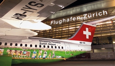 Flugzeug in Schweiz-Optik am Flughafen Zürich