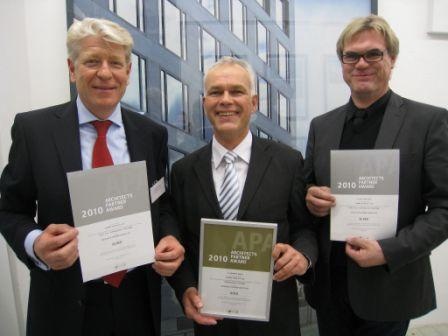 Joachim Zerfass (l.) freut sich über die Auszeichnung des Unternehmens sowie...