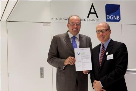 Markus Bade nimmt die Mitgliedsurkunde von DGNB-Vizepräsident Prof. Dr....