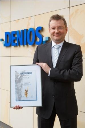 Denios-Vorstand Benedikt Boucke präsentiert stolz die Nominierungsurkunde der...