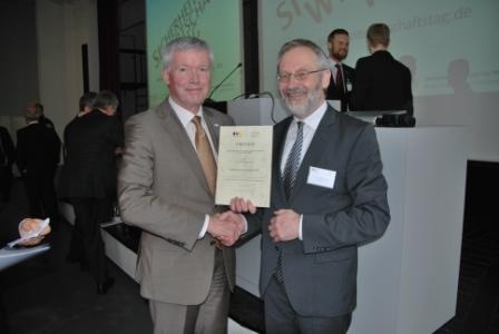 BDSW-Vizepräsident Gregor Lehnert (l) überreicht den FORSI-Wissenschaftspreis...