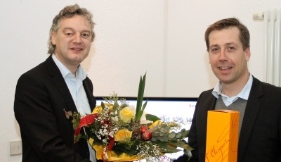 Andreas Beerbaum (rechts), Vertriebsvorstand bei SeeTec, verabschiedet Dirk...