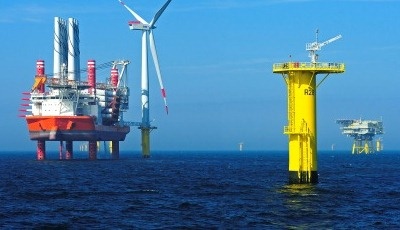 Der Offshore-Windpark Riffgat während seiner Errichtung im Sommer 2013. Im...
