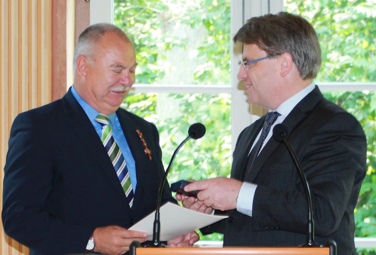 Wolfgang Waschulewski (l.) nahm das Bundesverdienstkreuz aus den Händen von...
