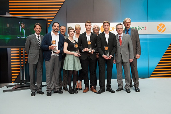 Die Preisträger des XY-Preises mit Innenminister de Maizière