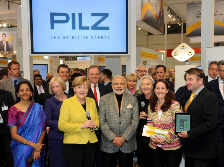 Angela Merkel und Narendra Damodardas Modi (Mitte) wurden von Renate Pilz...