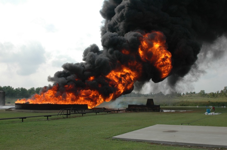 Ein Tankbrand-Test zur direkten Schaumaufgabe, Foto: Martin Gorski, Fabrik...