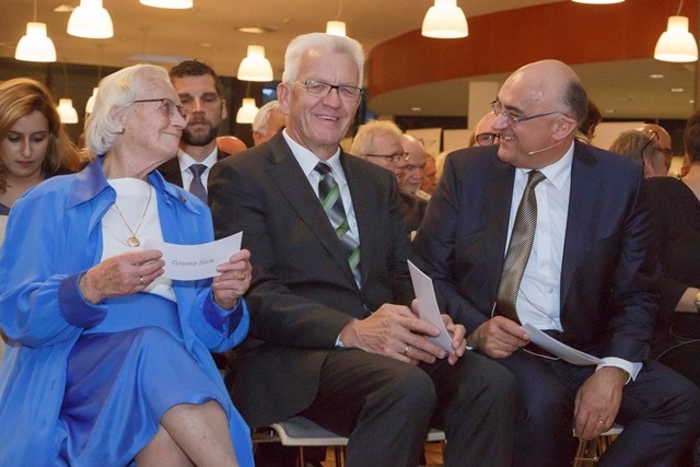 Ministerpräsident Winfried Kretschmann (Mitte) gratulierte Gisela Sick (links)...
