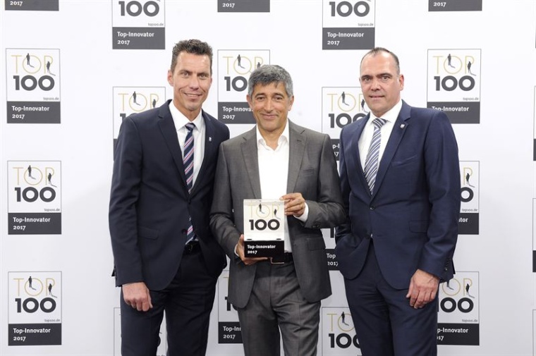 Top100-Mentor Rangar Yogeshwar überreichte Abteilungsleiter Maik Rodenberg...