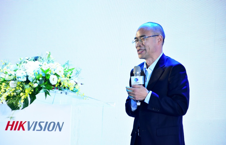 Hu Yangzhong, CEO von Hikvision, sprach vor dem Forum über künstliche...