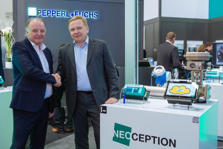 v.l.: Dr. Gunther Kegel, CEO von Pepperl+Fuchs und Nils Herzberg, Global Head...
