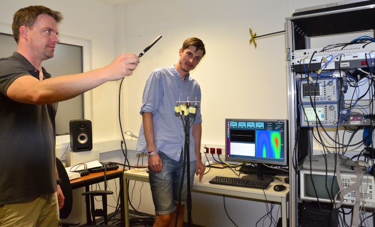 Im Labor für Nachrichtentechnik testen Prof. Dr. Götz Kappen (l.) und Janos...