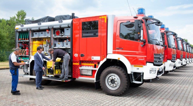 Übergabe der ersten Fahrzeuge an die Feuerwehr