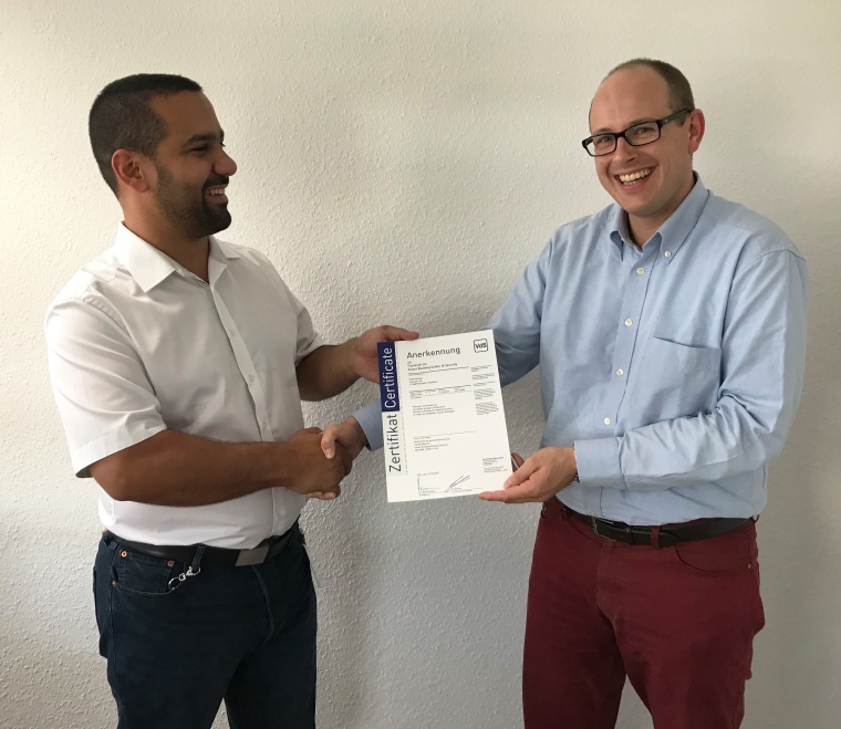 VDS Zertifikats-Premiere: VDS-Abteilungsleiter Sebastian Brose gratuliert Kevin...