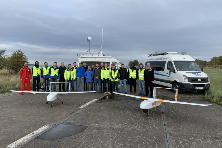 Das Larus-Projektteam mit dem getesteten Luftfahrtsystem. (Bild: DGzRS/TU...