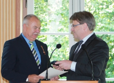 Waschulewski bei der Verleihung des Bundesverdienstkreuzes im Jahr 2014.