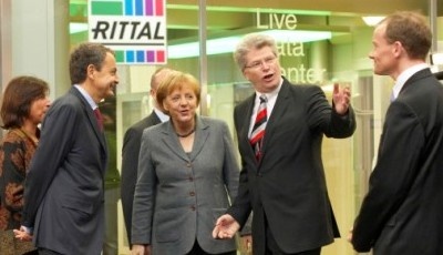 Kanzlerin Merkel im gläsernen Rechenzentrum