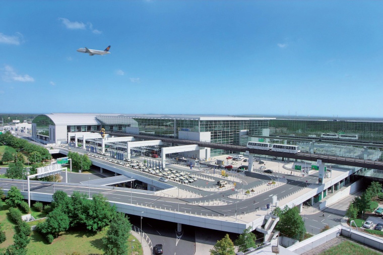 Futuristisch anmutend: die Anfahrt zum Terminal 2 des Frankfurter Flughafens