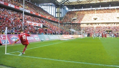 Lukas Podolski, hier noch im FC-Trikot beim Eckball: „Schließlich wollen wir...