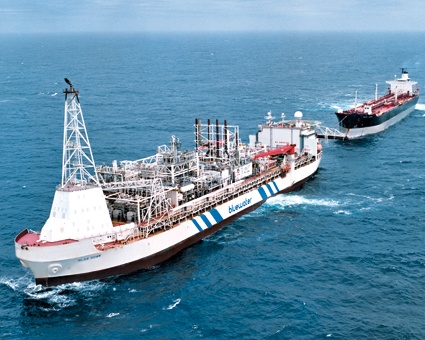 Auf hoher See: Entladen und Lagerung von Gas und Öl