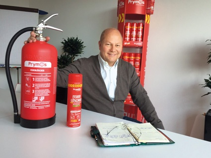Prymos-Geschäftsführer Peter Holzamer mit Löschsprays und PM 10 Feuerlöscher