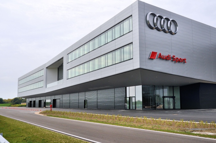 Audi rüstet Kompetenzzentrum-Motorsport in Neuburg mit Schnelllauftoren von...